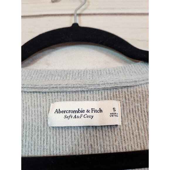Abercrombie & Fitch Women's Gray Soft A&F‎ Cozy V-Neck Cropped Sweater Size S - Picture 3 of 6